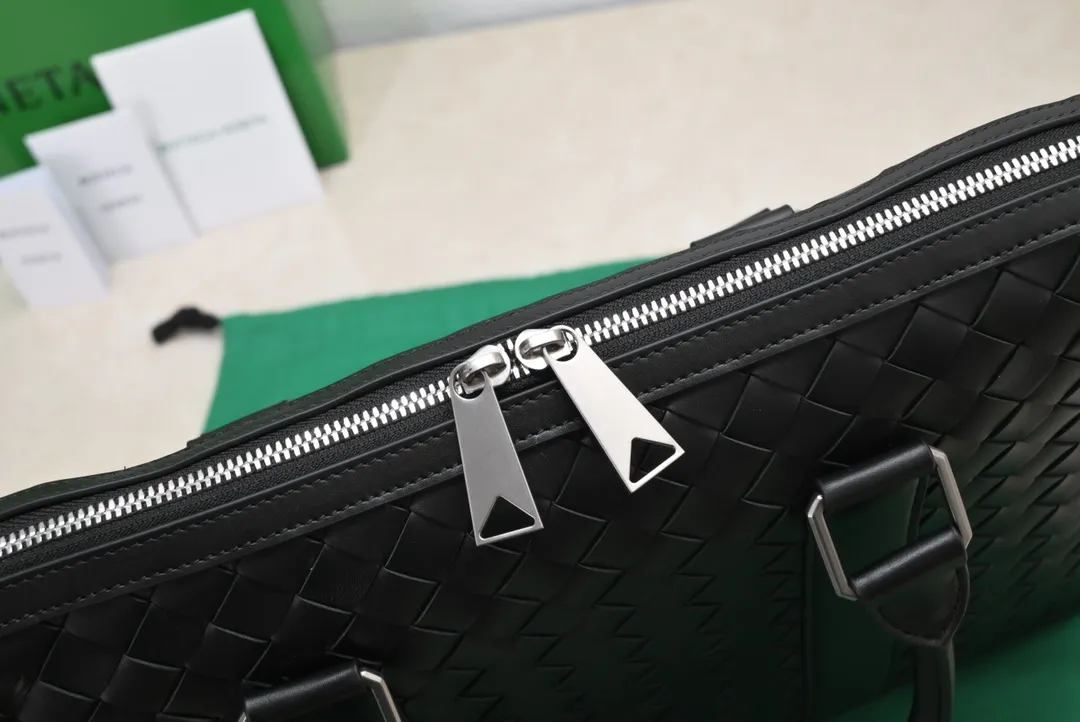 Batch 2120 ready stock BV new men's briefcase💼Different sizes, different styles of briefcases are suitable for any man, can be matched with casual or formal wear🉑️A must-have choice for the workplace💼 ⚠️Original leather, original leather, using exquisite craftsmanship to weave different sizes on the leather🪡🪡 It presents a full sense of high-end, simple and unique design, it will definitely make you grand and fashionable in the workplace Style number: 39*30.5*11, model number: 8814